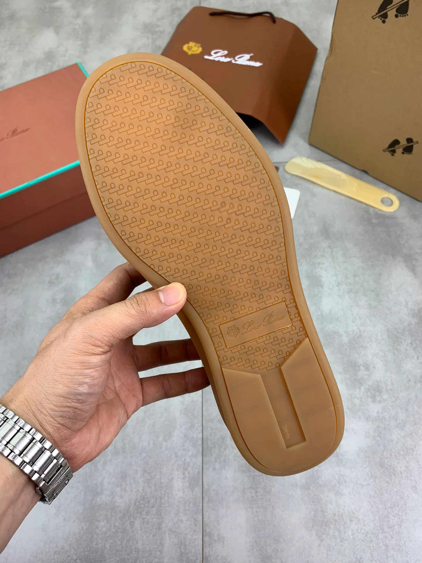 Men's Men's Shoes 💰P540 New 💰High Quality Loro Piana 💯Top Authentic Grade💯Buy the original 1:1 copy💯 Founded the existing Loro Piana company on April 24, 1924. It is now the sixth generation of family business, providing top quality products to customers who are discerning in taste and quality. Imported original fabrics, made of plain calfskin lining. Hand-sewn threads with cowhide feet. Original packaging. Size: 38-45. 7⃣️ colors available.